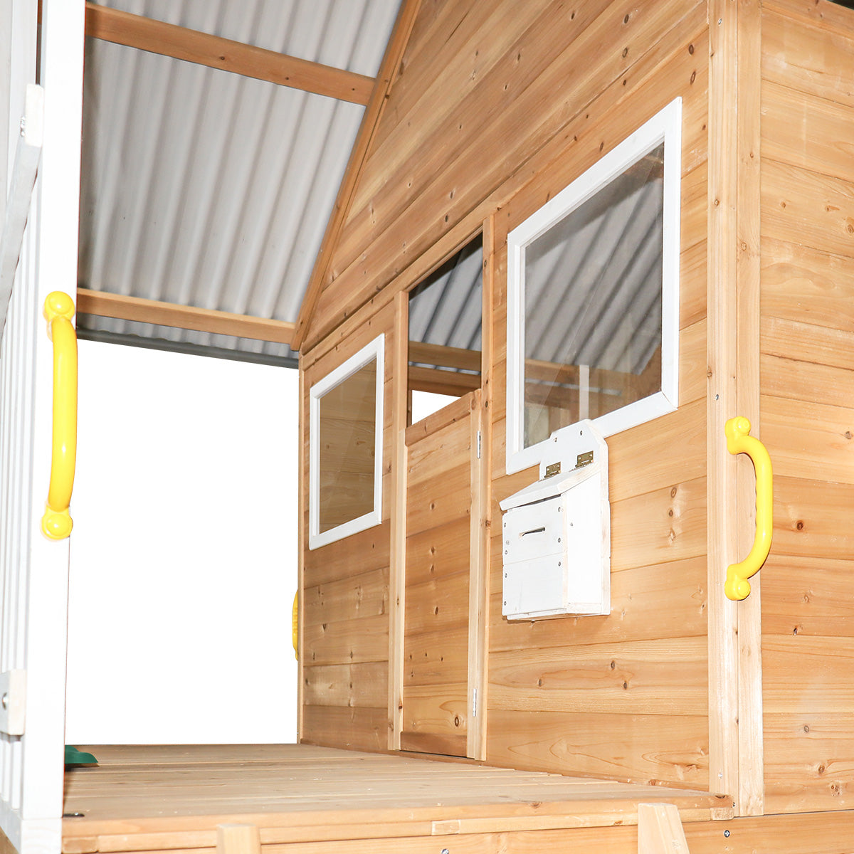 Casa de juegos infantil Winchester Cubby House con plataforma de elevación y tobogán verde de Lifespan Kids